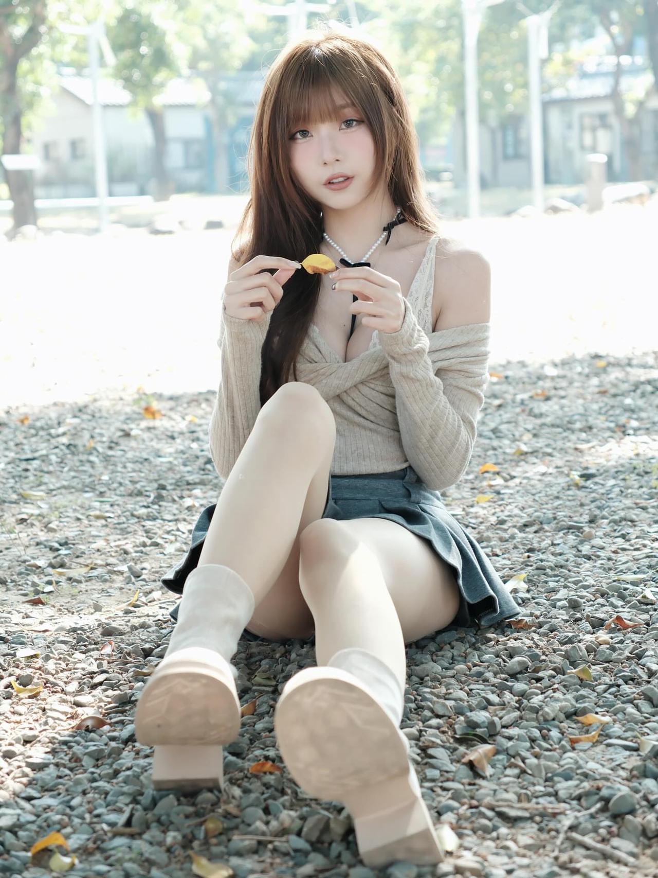 秋日暖阳下，少女轻咬花心，甜美动人。怎样穿搭让自己更美 女人最耐看的长相是什么样