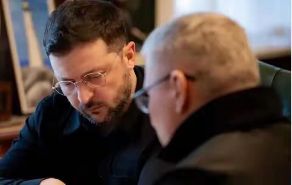 泽连斯基此番恶意碰瓷中国，实为“穷途三策”：一者，借“卫星援俄”等无稽之谈转嫁战