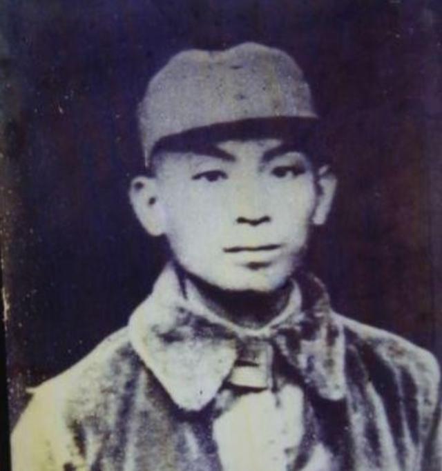 1944年，苏中抗日根据地处于对敌斗争的关键时期。

叶飞身着便装，踏入诊所，与