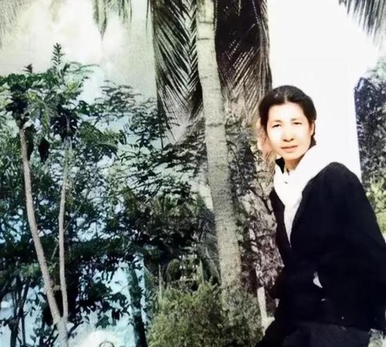 年轻时候的曾志，妥妥的大美人。个子高挑，皮肤白净，五官精致耐看，气质干净又出尘。