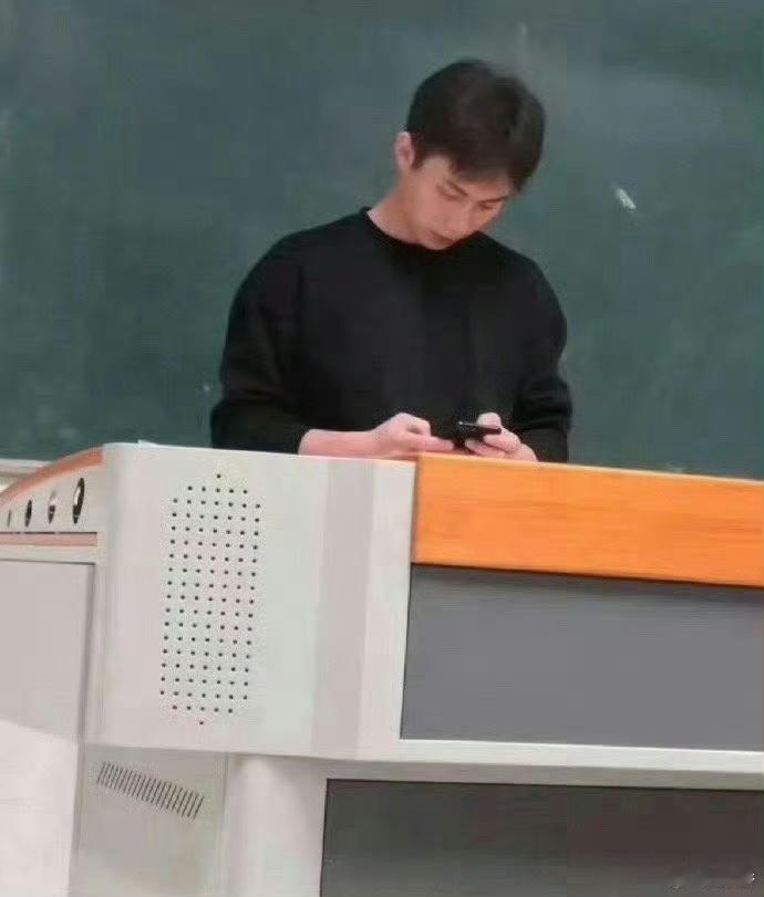 一下子心动的心马上就死了，这是谁设计的裤子太诡异了… 