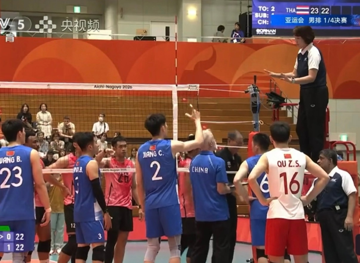 平板做错了什么？泰国男排主教练因争议判罚情绪失控当场怒砸，男排1/4决赛这一幕太