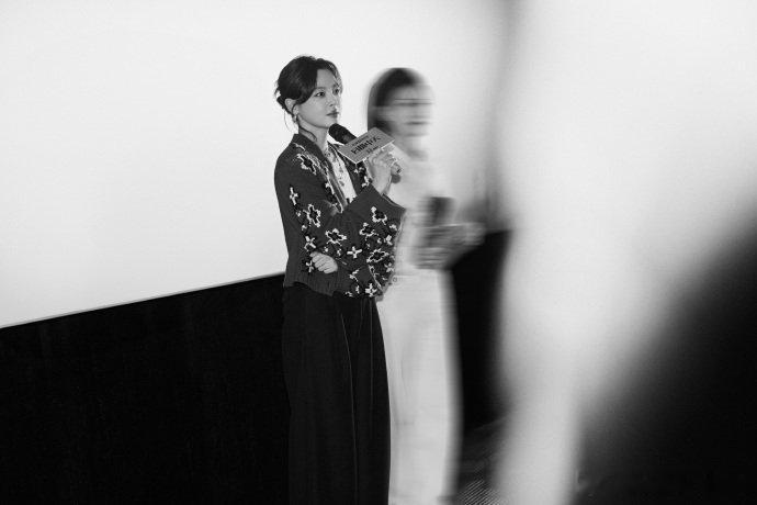 辛芷蕾街头被求签名超可爱！吐槽递本子的样子接地气又好笑，东北人唠嗑属性拉满！ 