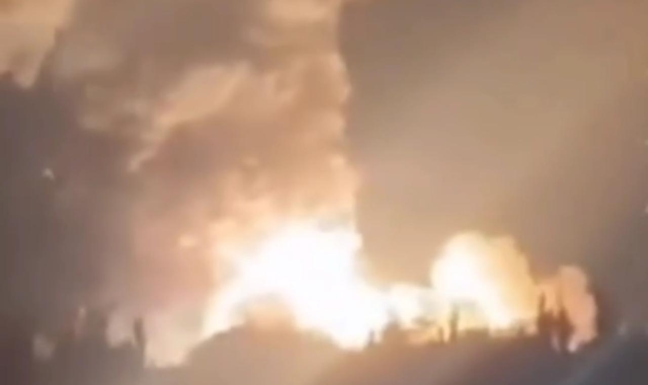 大规模乌克兰无人机袭击新罗西斯克石油码头，俄罗斯声称击落 216 架无人机.
