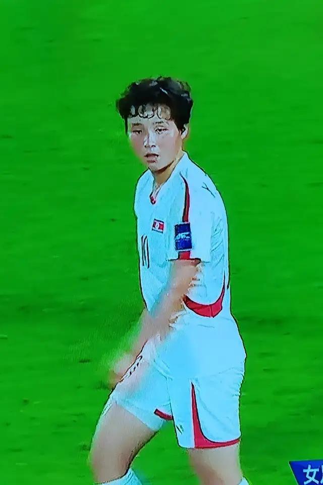 如此老面的长相，很难相信她是一位还不到17岁的豆蔻少女！这位在U17世界杯和U1