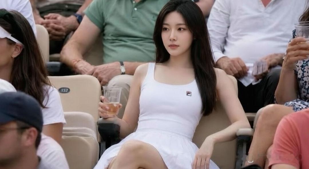 世界杯看台上的超级美女，还有心思看球吗 