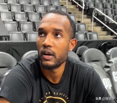 对登哥的绝对认可！莫布利谈哈登：

“哈登这么多年一直都是顶级球员。”

“他身