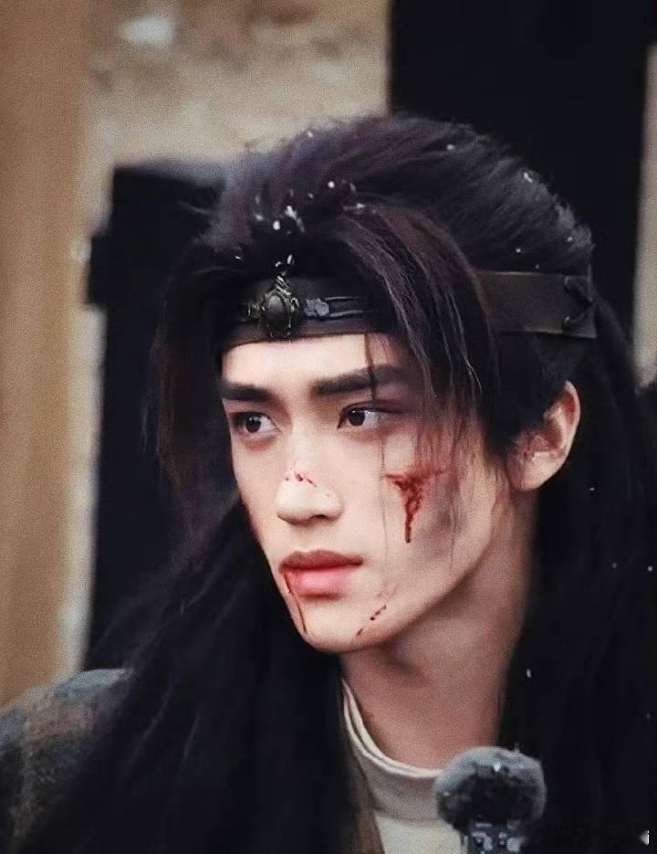 张康乐冰湖重生燕洵造型🈶跟第一版的燕洵比感觉这个好少年 