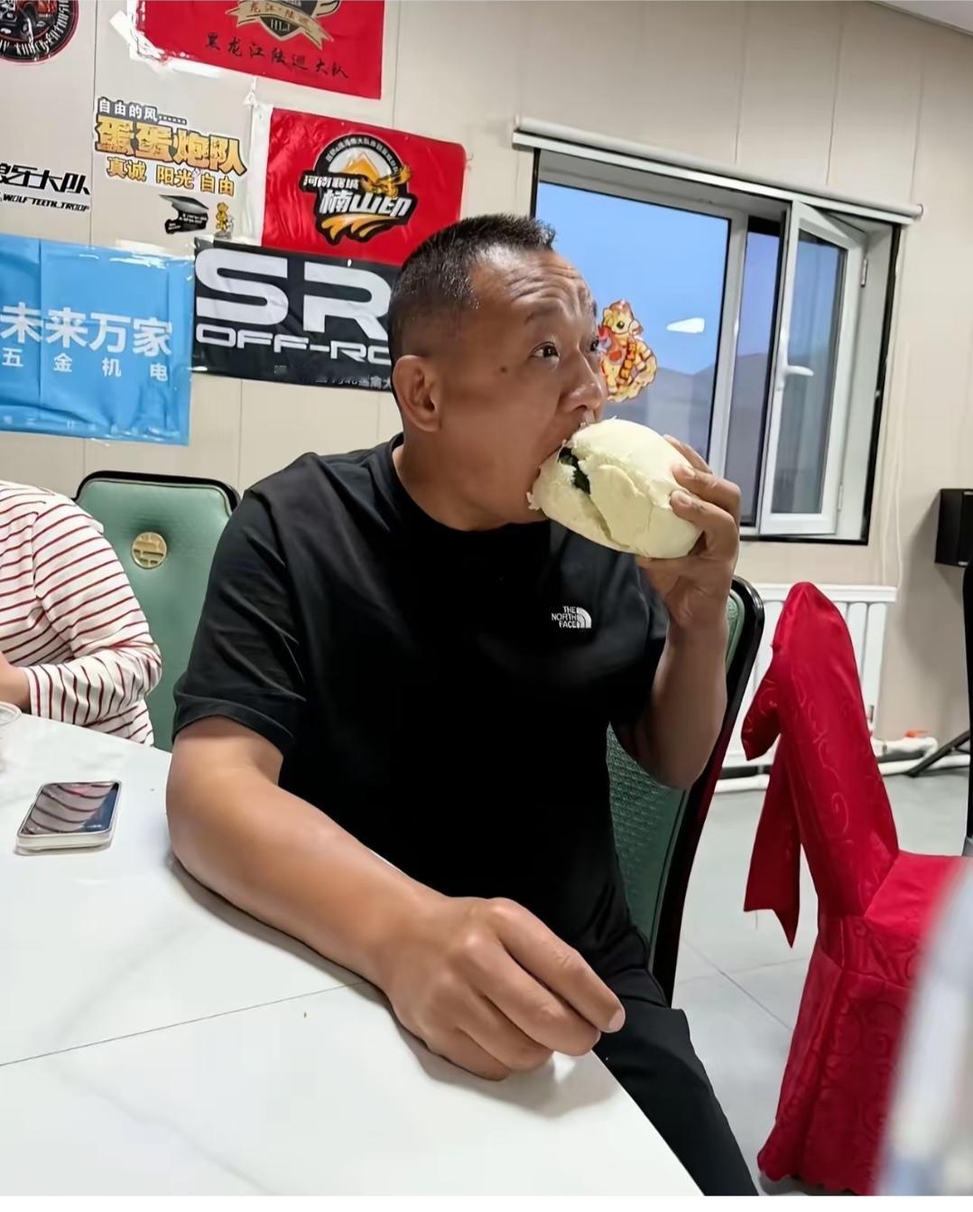 这么富有的人，还这么低调。