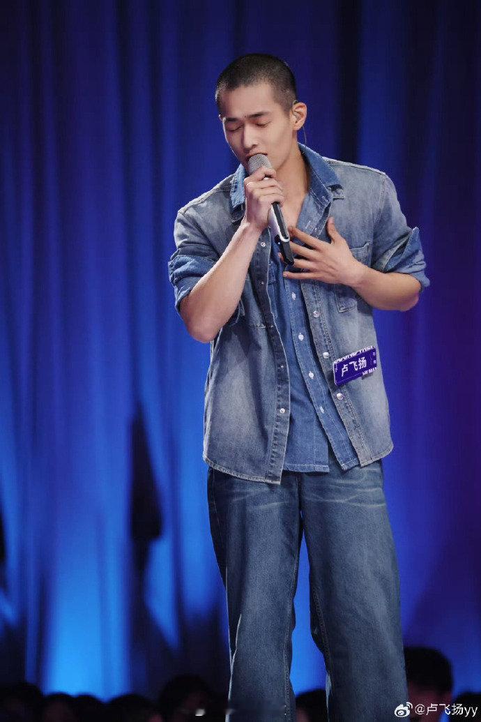 内娱真有正主磕自己cp内娱“自己产糖”第一人！胡潇灵半决赛唱卢飞扬的歌，笑到镜头