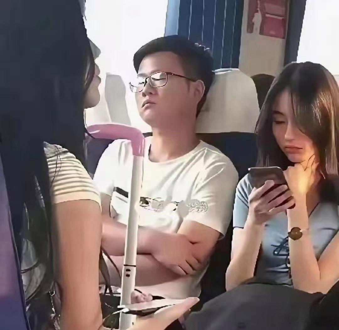这兄弟心真大，这时候你能睡得着啊 