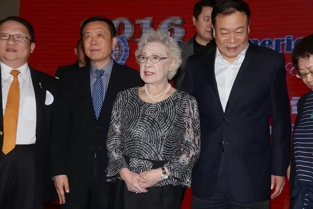九十四岁的秦怡气场好大
这几照片还是第一次见