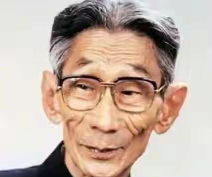 高峰直播炸裂澄清！
他和关晓彤根本不是姑侄，是平辈！
这辈分乱得，简直比德云社的