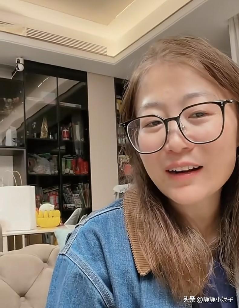 洞姐再次回国，一个人没带孩子，回国简直太幸福，姐夫在美国带三娃也是要崩溃。
很多