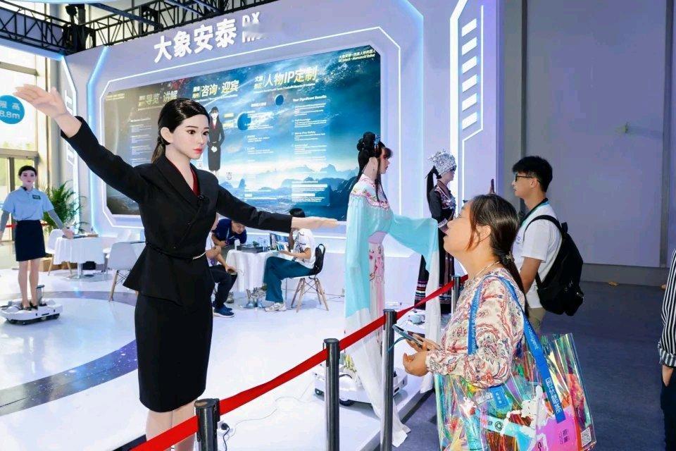 10万元买个“陪伴”，仿生机器人离走进家庭还有段路要走呢。就拿2026世界机器人