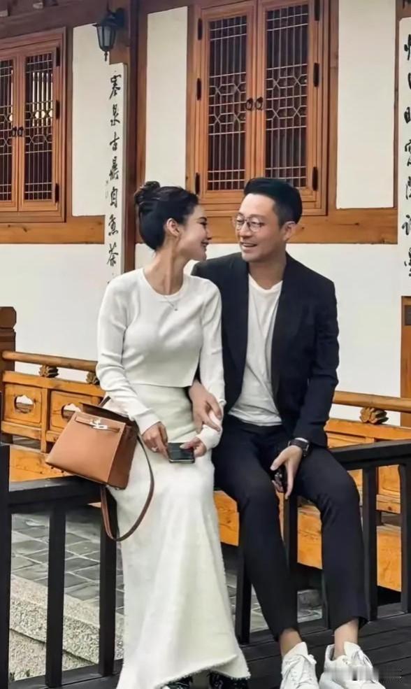 #春日生活打卡季#汪小菲求婚成功，和未婚妻大秀恩爱，两人在一起手牵手，两人都面带