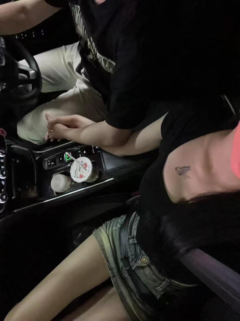 深夜会偷偷怀念以前吗。当年虎子的牛仔裤还不是紧身裤