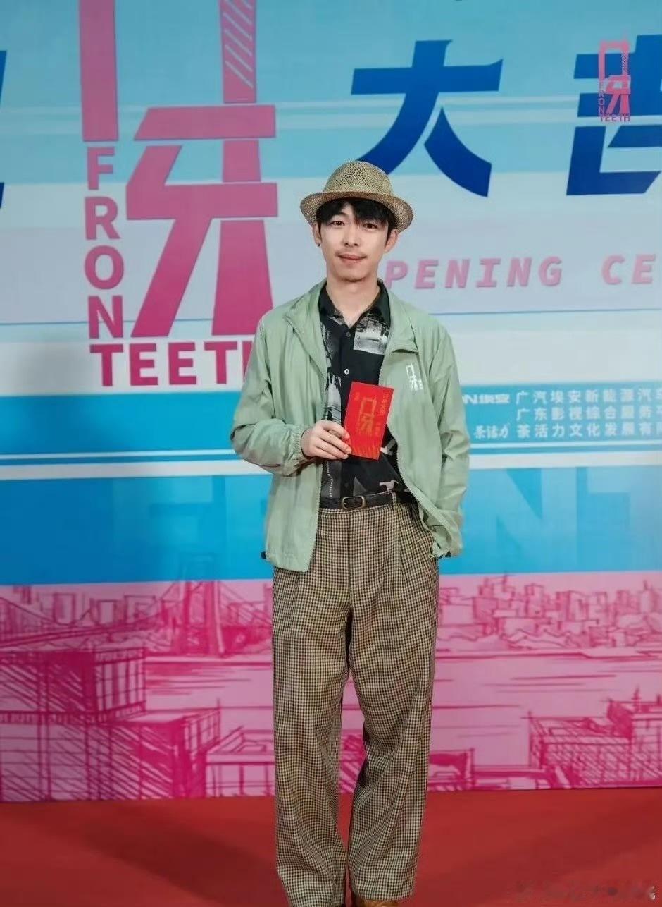 娱乐[超话]陈昊宇章宇门牙开机图陈昊宇章宇门牙开机 ​​​陈昊宇章宇门牙开机图 