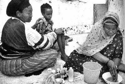 1969年，索马里，4岁的华莉丝在放羊途中被爸爸的朋友奸淫。当她惊恐地飞奔回家后