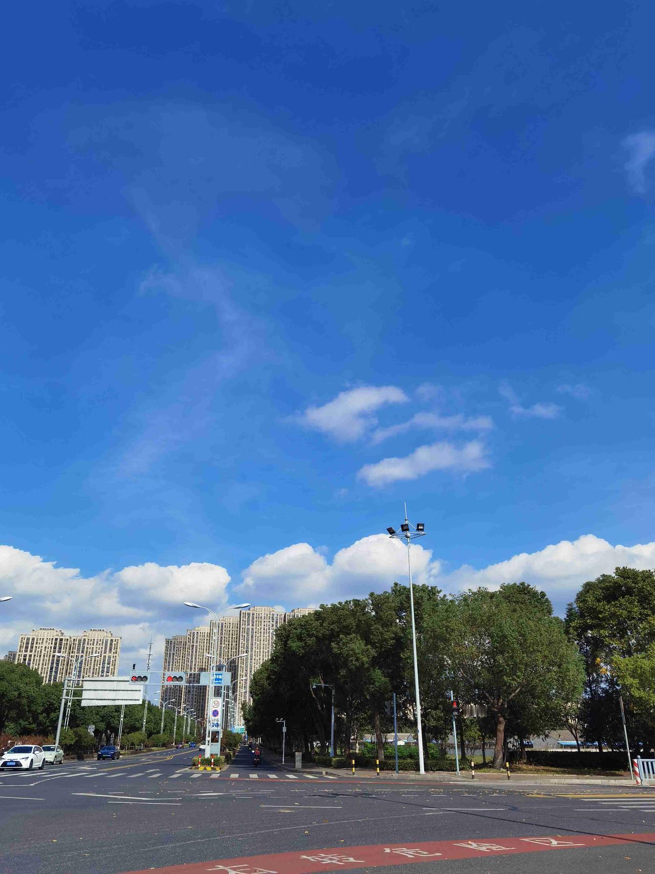 我的今日状态：💰期待暴富
我这里的天气：☀️晴天

今天这蓝天，把我看愣了！