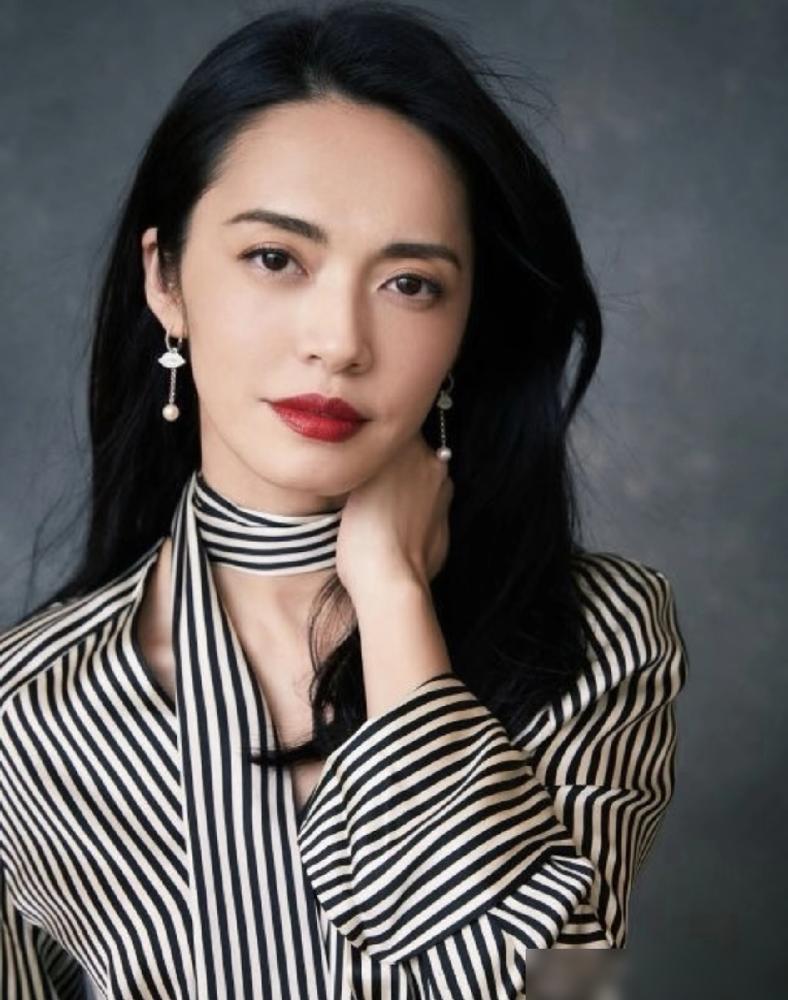 别瞎猜姚晨怎么很少以演员身份露面了。
人家早不是影视圈的打工人，转成幕后决策者