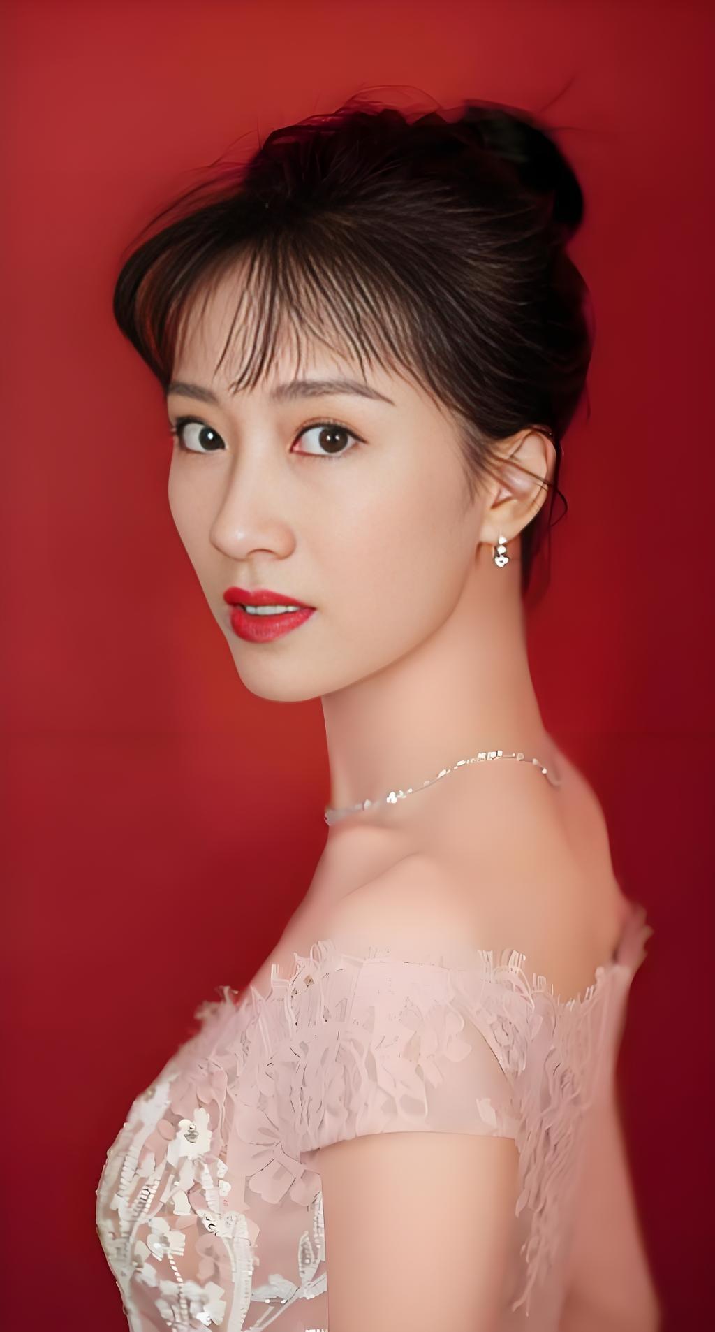 李念的儿子正脸曝光！

近日，演员李念在社交平台上传自己给儿子抹香香的视频，小家