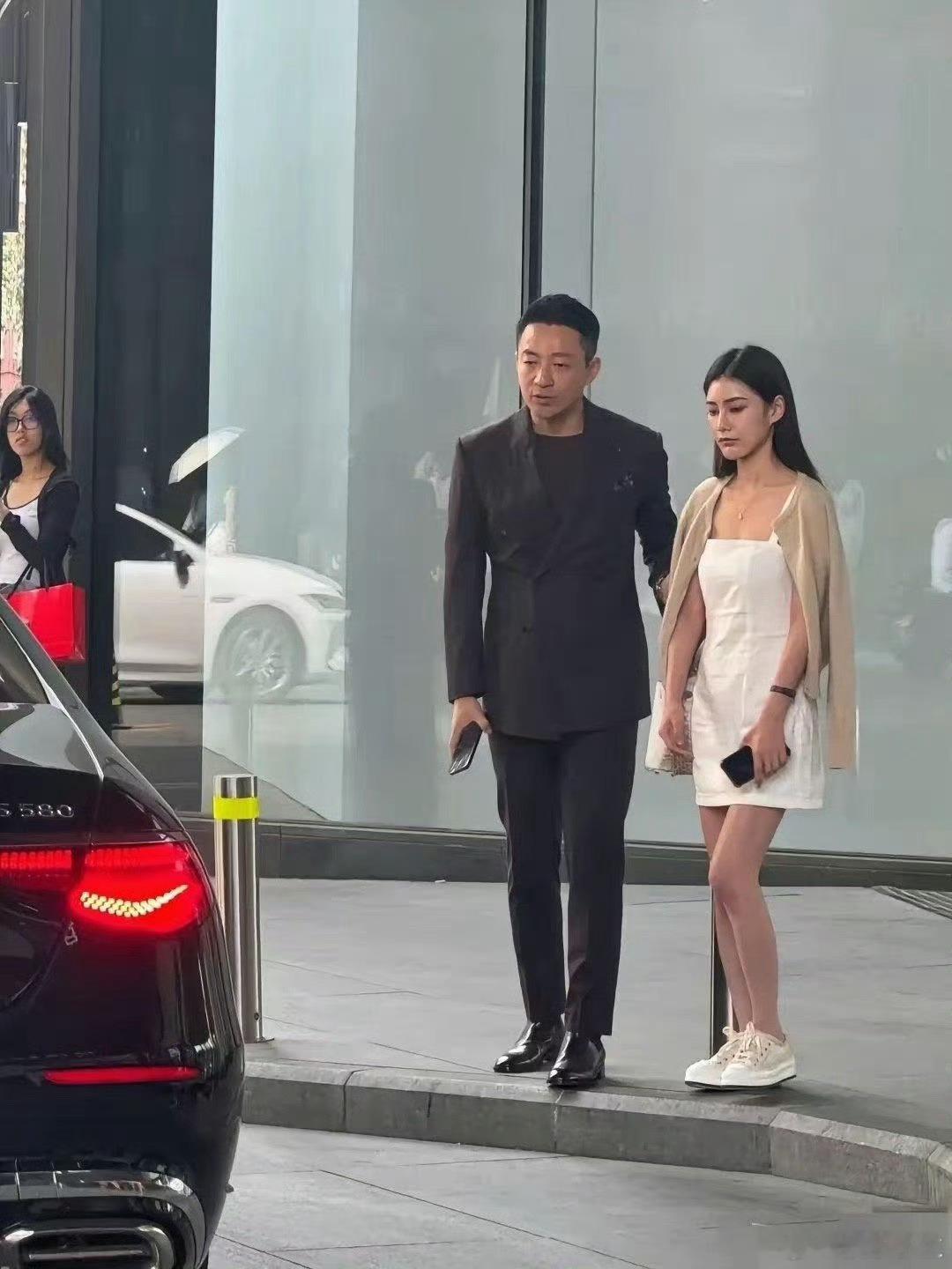 汪小菲和马小梅现在真是形影不离啊，这一对现在看上去好幸福[老师爱你] ​​​