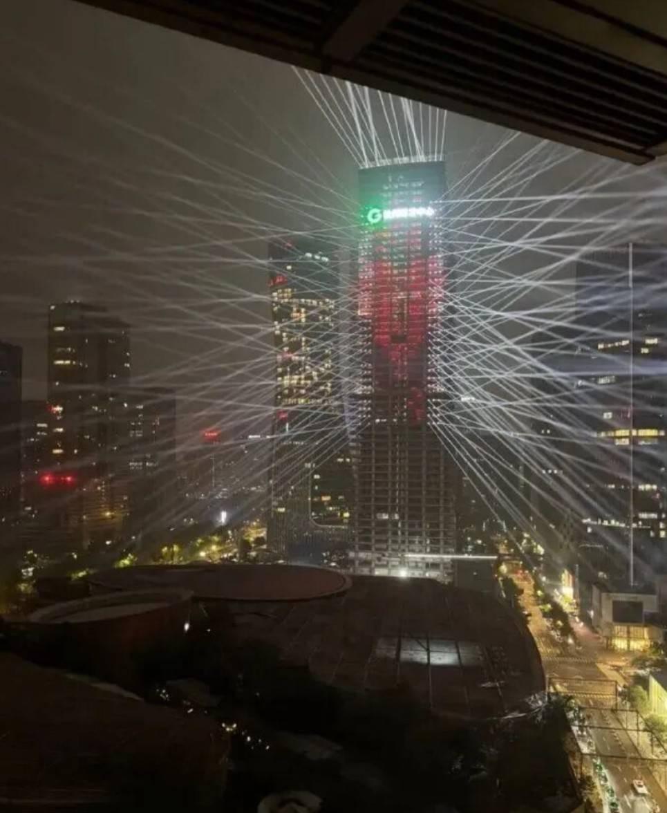 这大晚上的，外星人攻打地球也不过如此啊