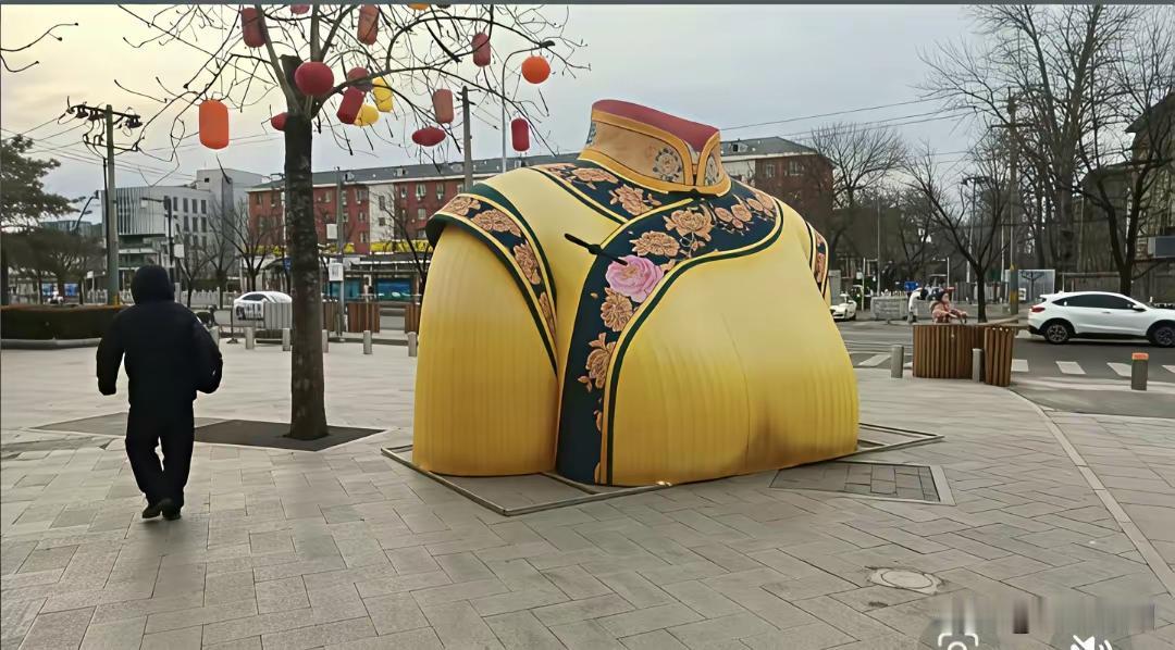 [思考]网传北京某些地方出现“满系服饰景观”，总觉得，怪怪的…“半个上身没有头”