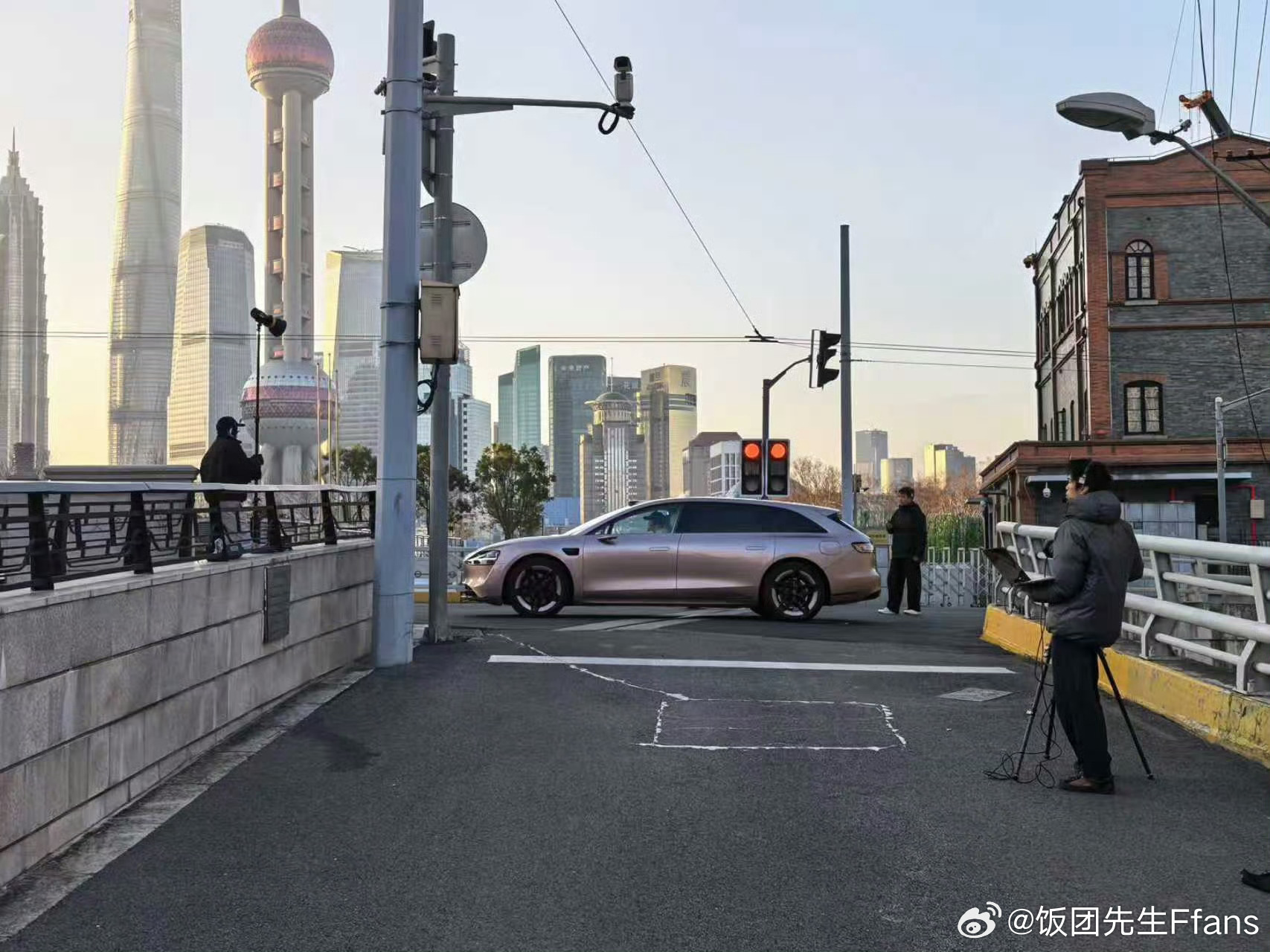 享界S9T粉色实车曝光这轮毂，这配色，少女感拉满了（猛男也行吧？） 