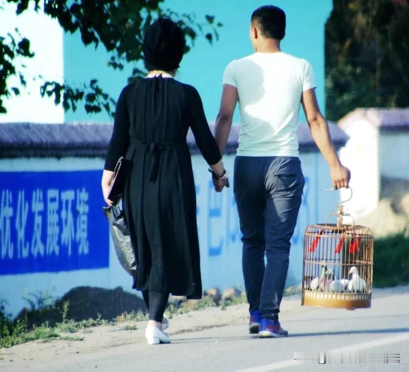 情感句子之所以能触动人心，常常是由于戳中了众人共有的情感痛点。就好比“我最后爱你