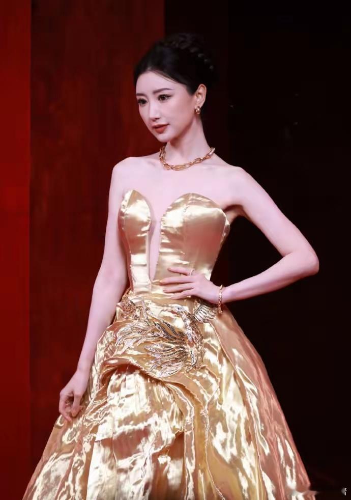 毛晓彤一袭金色礼服登场，宛如迪士尼在逃公主，甜美中不失一些贵气。但礼服整体设计缺