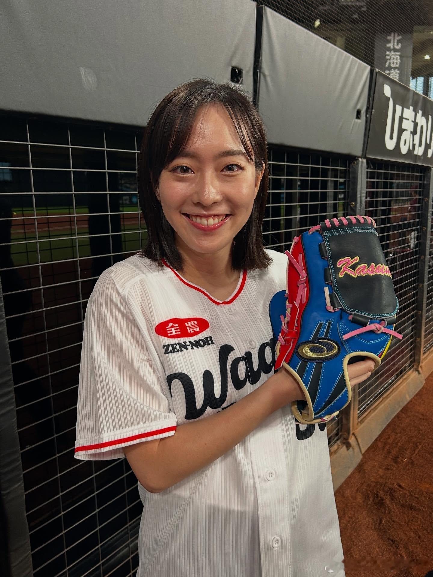 石川佳纯：在和牛之夜活动上我担任了日本火腿队对阵乐天队比赛的开球嘉宾！恭喜日本火