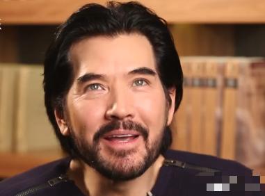 2025年，记者问64岁的费翔：“你帅气又有钱，为什么一直都不结婚？”费翔一脸苦