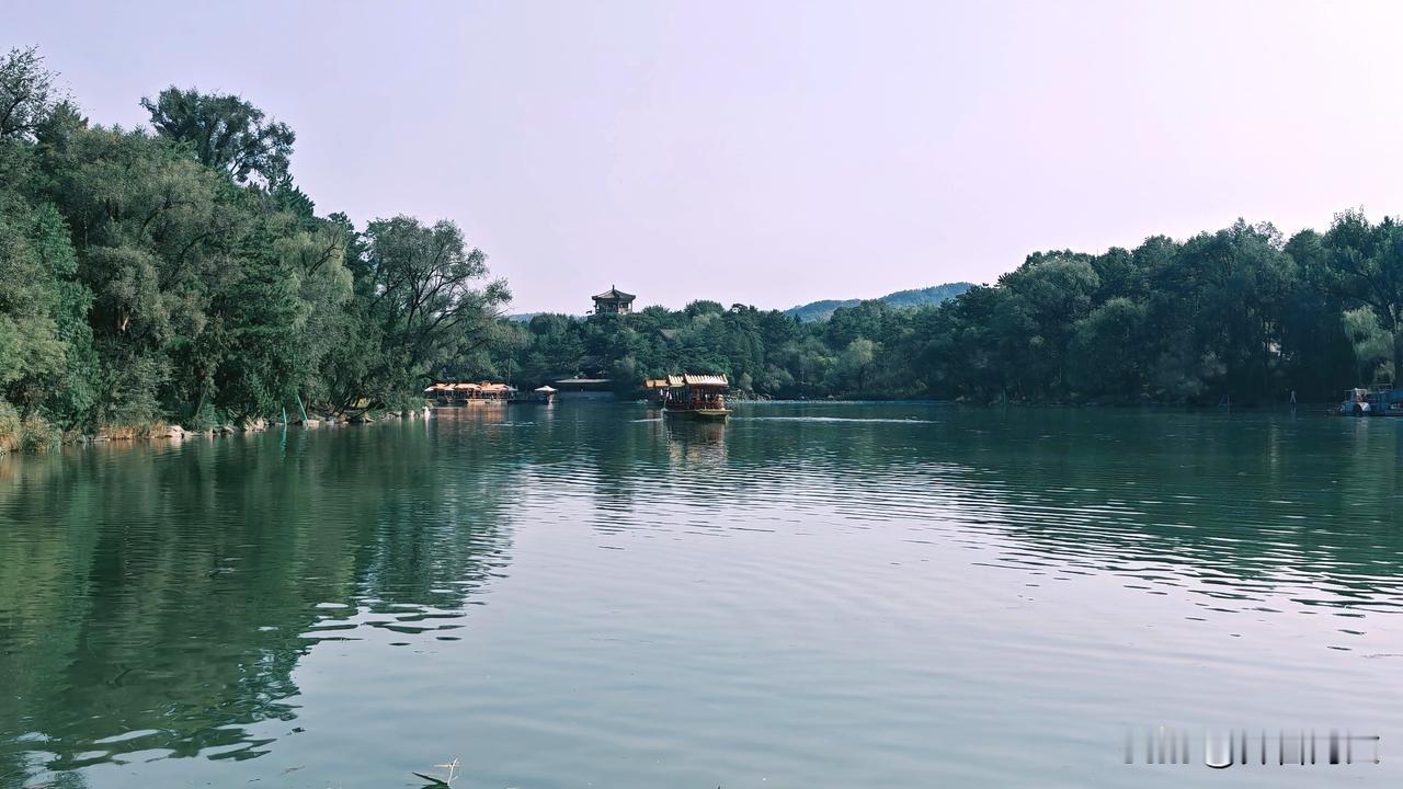 承德避暑山庄湖区七律

塞北名园枕碧流，天开图画胜瀛洲。
云堤婉转通幽径，岛屿参