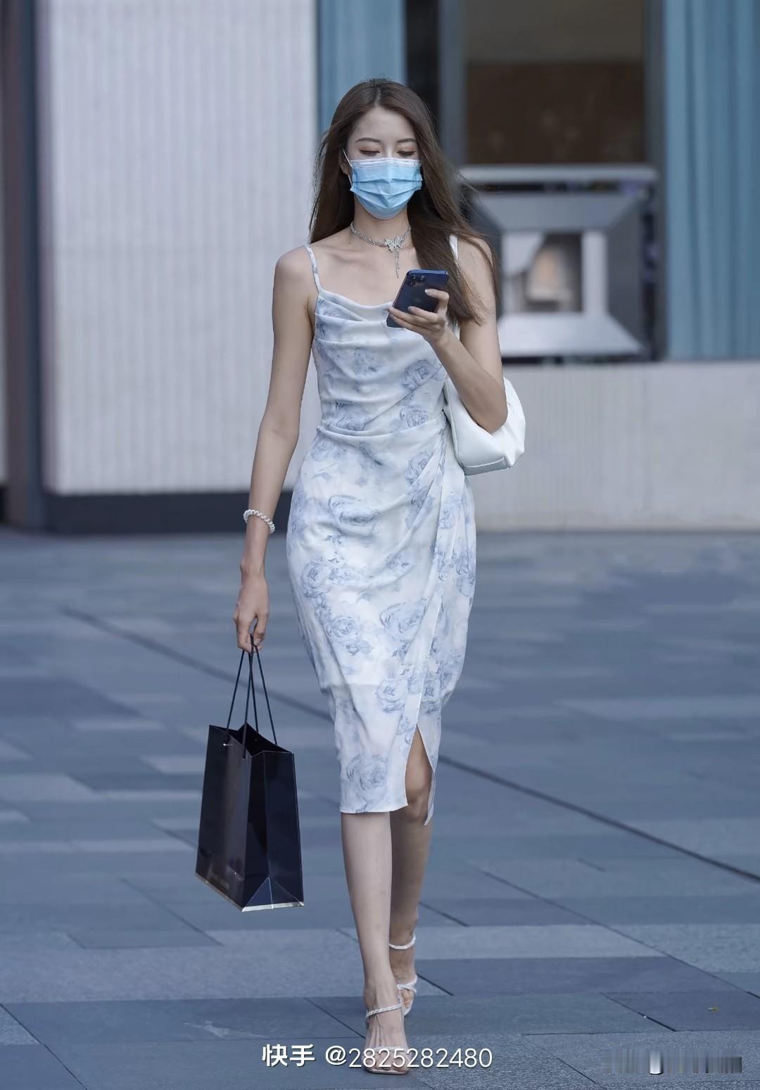优雅出街，蓝白连衣裙搭配口罩，时尚又安全！女生如何穿搭看起来时尚更有品味呢 什么