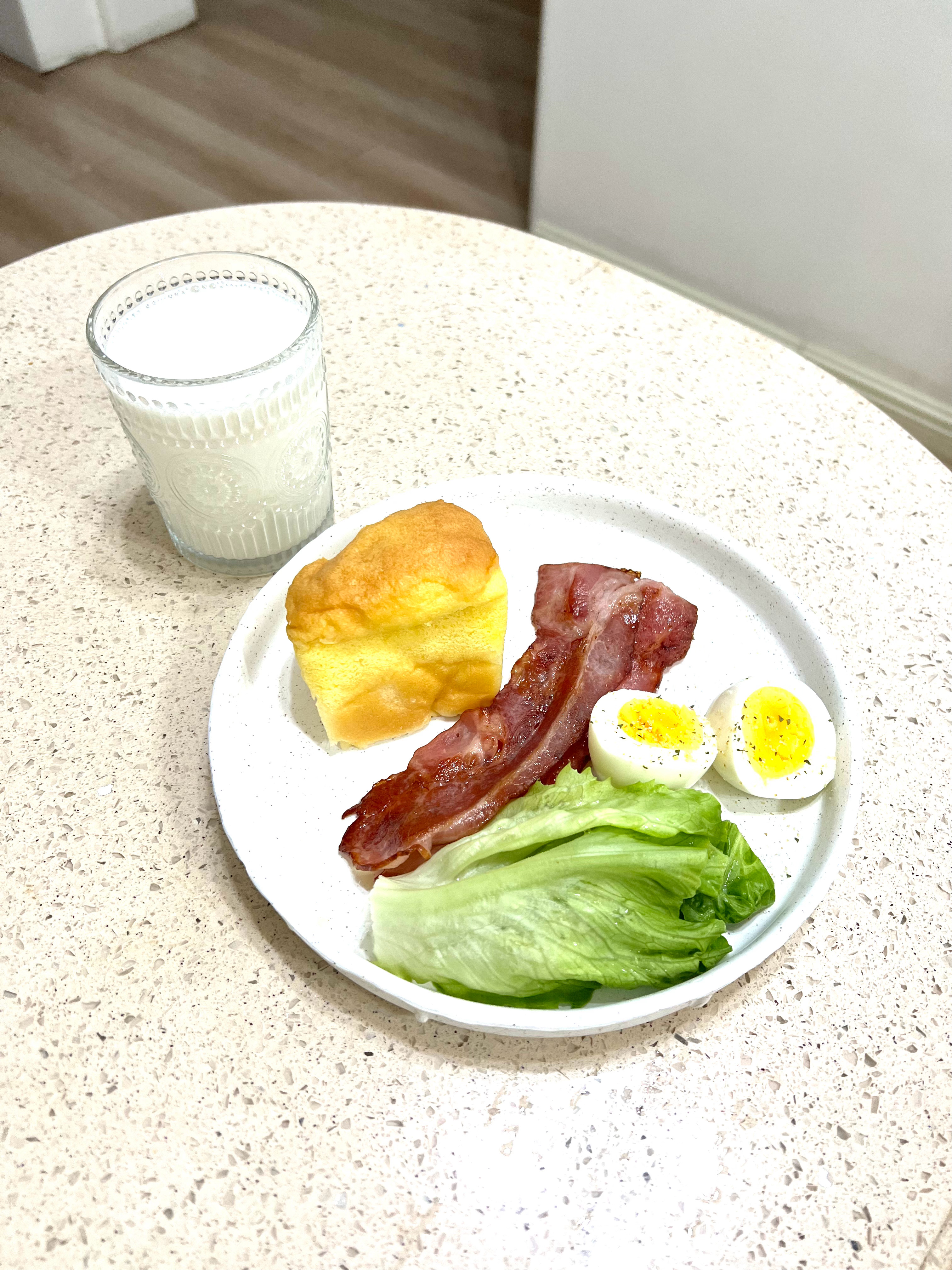 很喜欢早上安静的桌角和有温度的食物瘦不瘦的先不说心情真的很好#每个月减重4到8斤