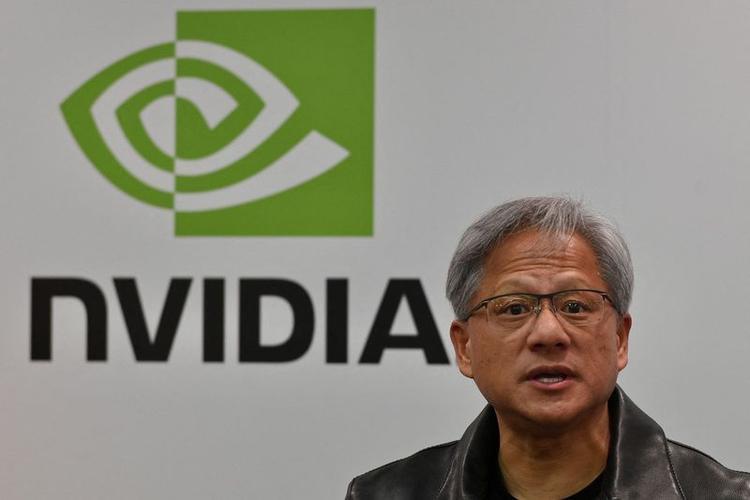 英伟达禁用CUDA也是对中国卡脖子  以后不要幻想依赖美国芯片。近日，美国芯片巨
