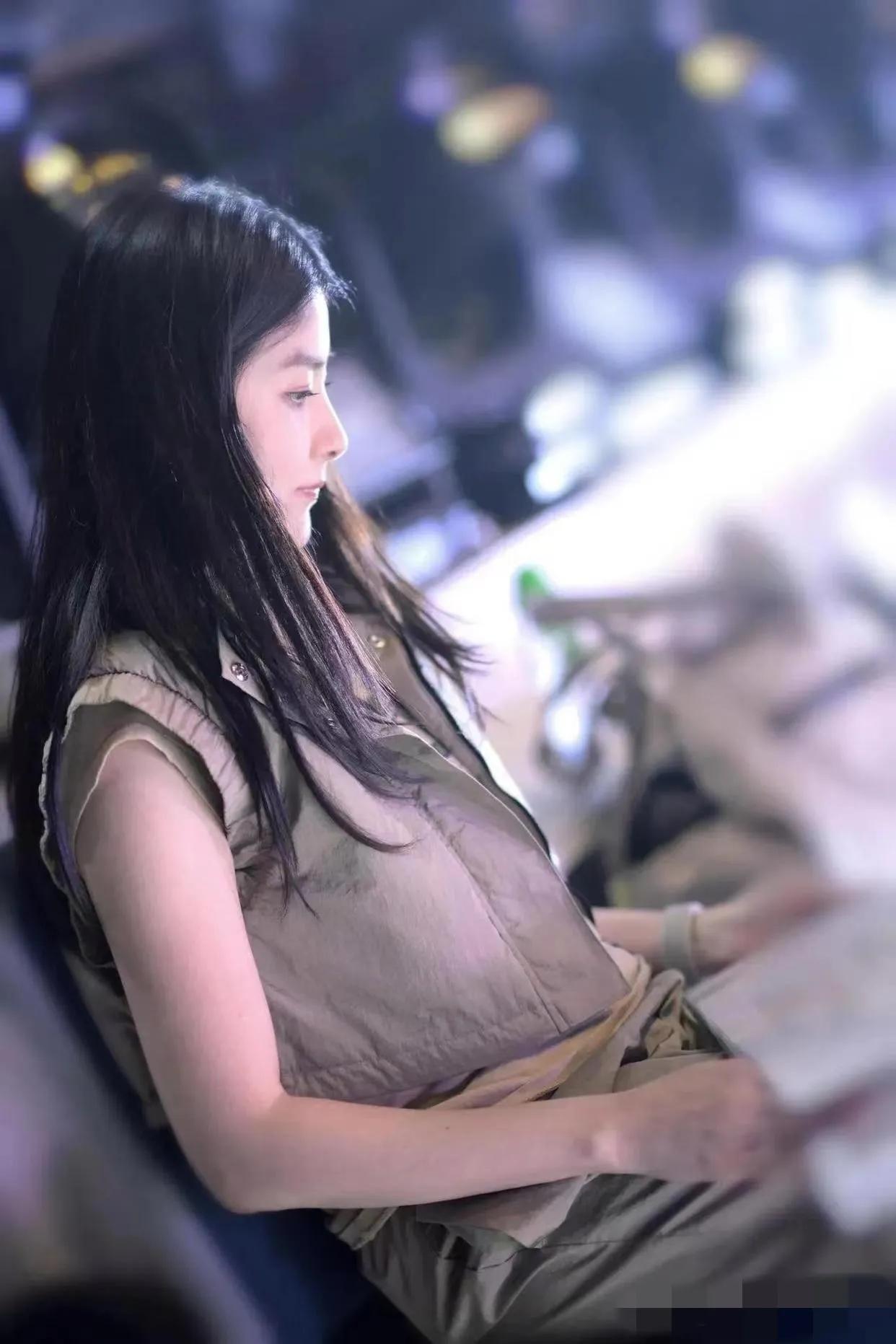 天啊，你能看出她已经52岁了吗？

她真是一位被命运眷顾的大美女：家境好、能歌善