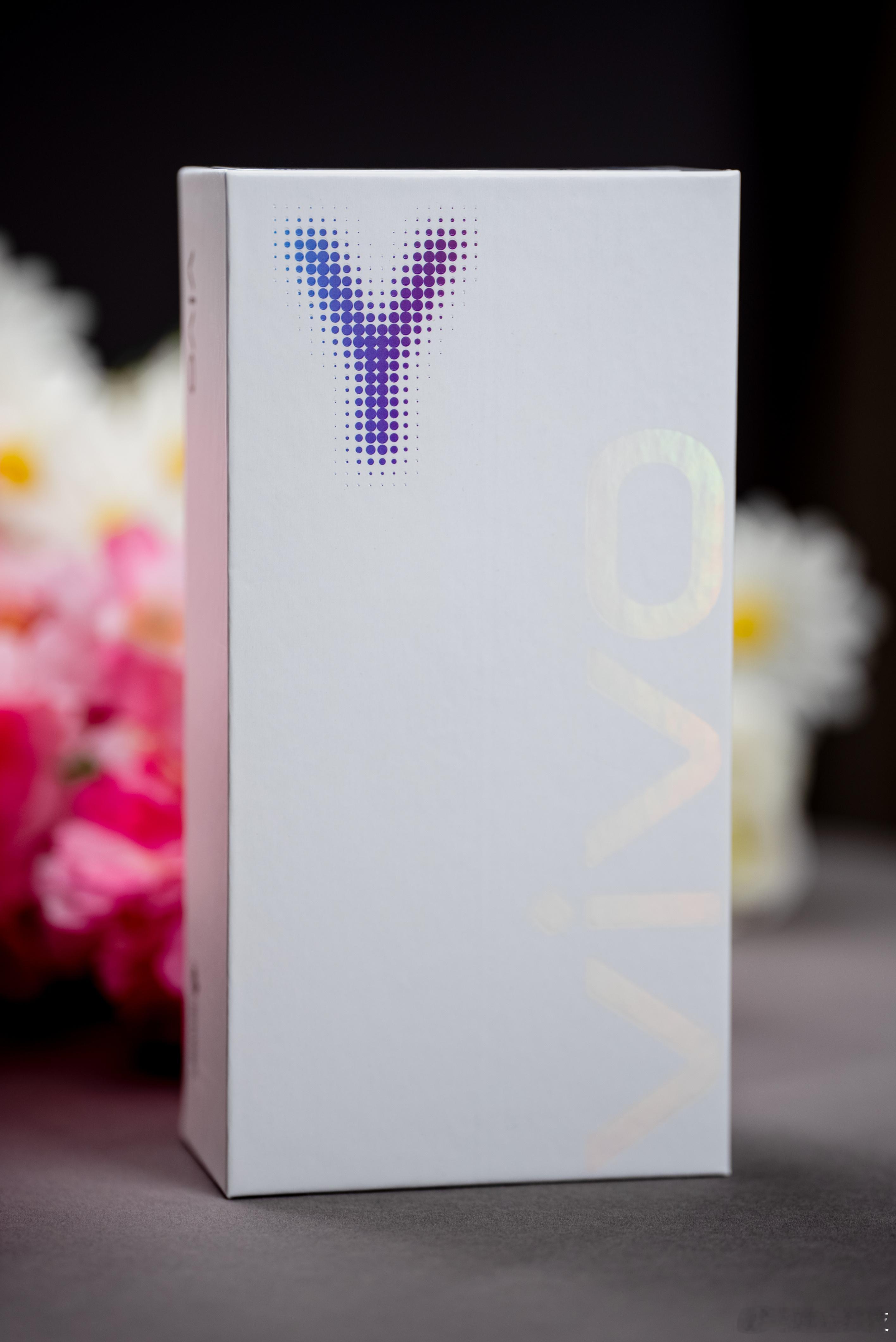 vivo Y500真机实拍！新手机确实漂亮，配色淡雅好看，屏幕边框窄，机身背面全