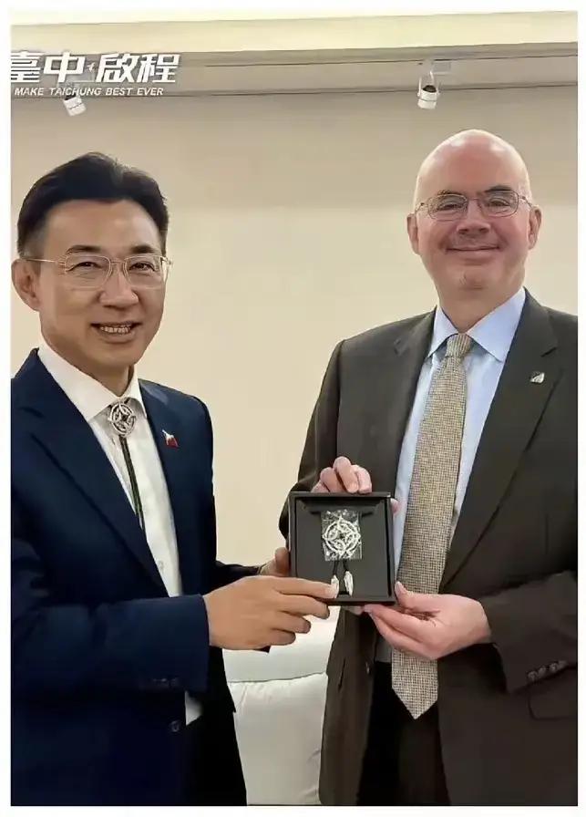 这是台立法院副院长、台中市长候选人江启臣同美国在台协会会长谷立言一起吃了早餐，还