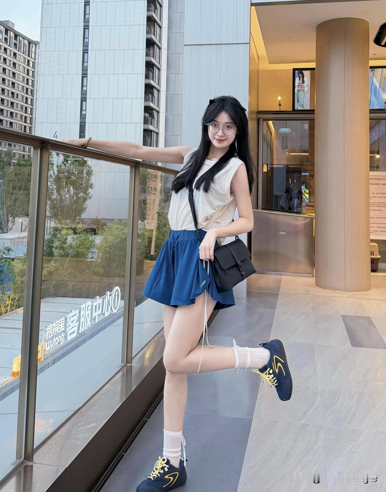 元气少女在蓝色背景前摆pose，可爱又俏皮！💙💙