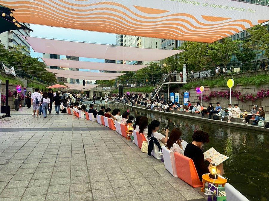 韩国清溪川地区，一个公共户外图书馆活动，有很多年轻人聚集在一起读书。这能读进去吗