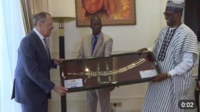 因为他们支持瓦格纳在非洲的活动，美国政府对马里国防部长以及该国空军参谋长实施制裁