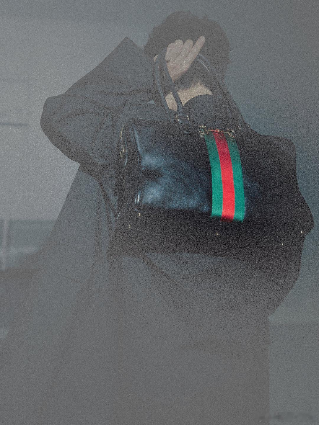 肖战即将出席Gucci大秀 官博发的线索图大家都看到了吗！这个身背波士顿包的背影