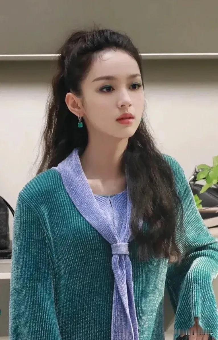 95后的美丽小花周展现出倾城倾国之貌，五官精致甜美，拥有天鹅颈和苗条的身材。她散