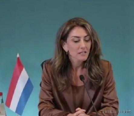 图一、荷兰国防大臣迪兰.耶希尔戈兹.泽格柳斯在拉脱维亚参加会议。

图二、荷兰国