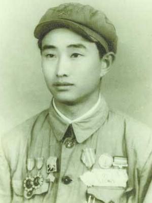 1943年，日军空袭时，18岁战士宋岭春仰面躲在草丛里，看飞行员探头出来，当敌机