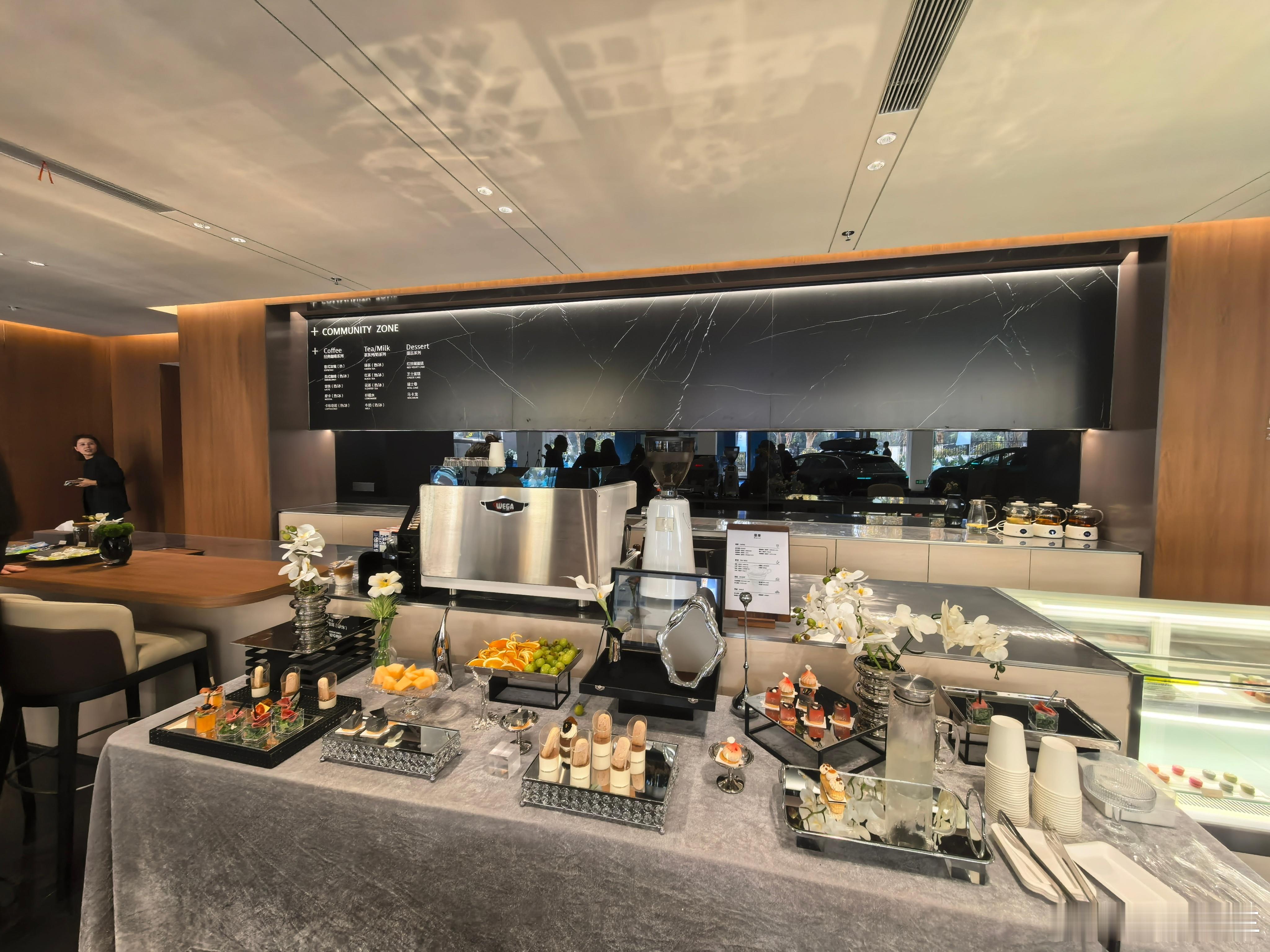 鸿蒙智行开业现场，居然准备了这么多好吃的，各种精致的甜点、可口的小食、清爽的饮品