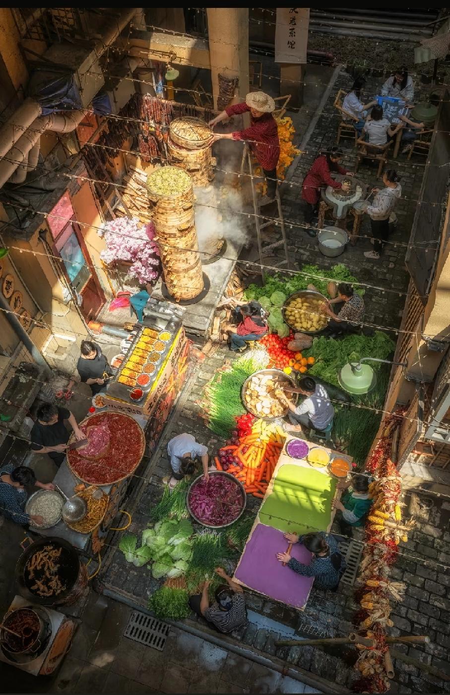 重庆的城市烟火气，太重了哦！这不藏在闹市中的小巷，忙碌的人们，高高的蒸笼！所以，